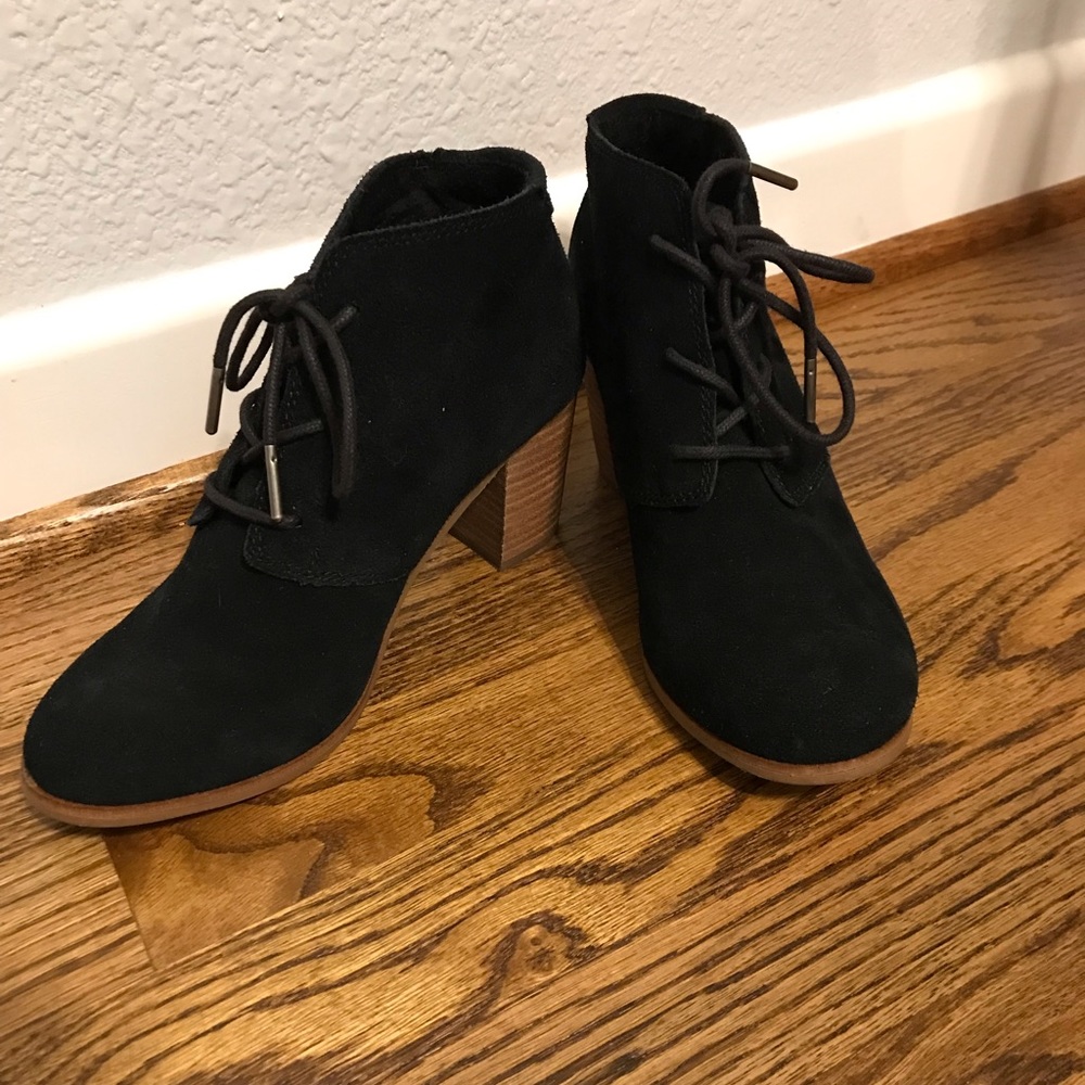 Tom’s black suede ankle boot